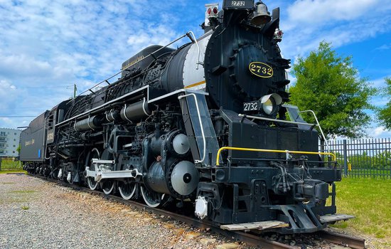Image of Chesapeake and Ohio train on a sunny day