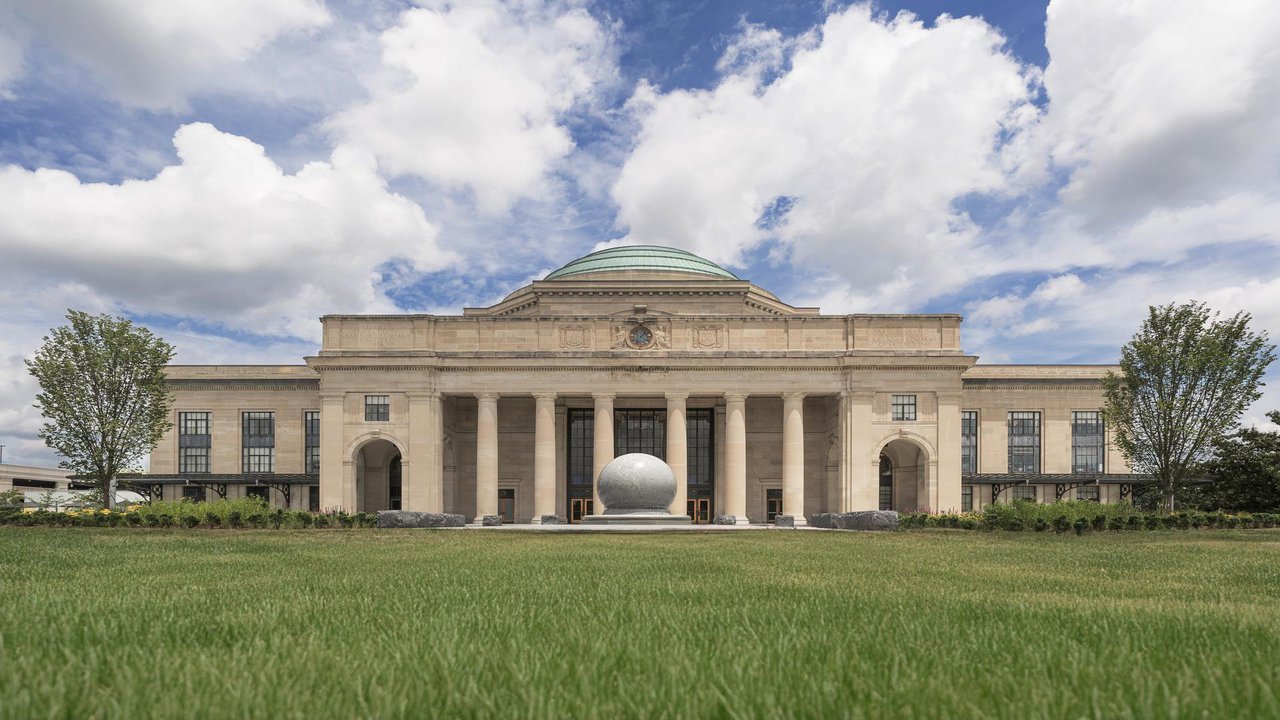 Front of the Science Museum of Virginia building.jpg