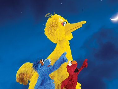 Big Bird, Elmo and Hu Hu Zhu pointing at the moon